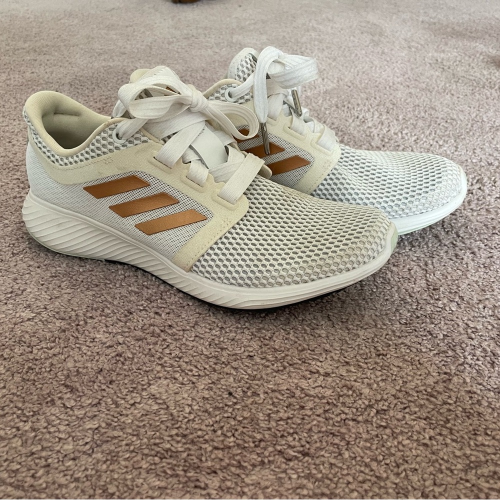 WHITE SNEAKERS W GOLD STRIPES